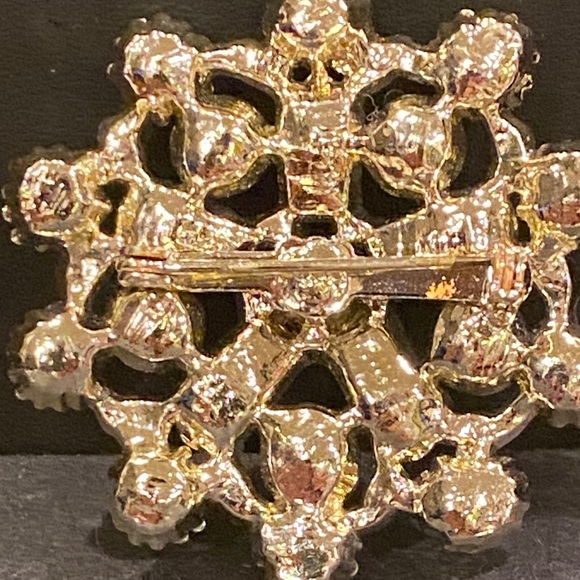 Elegant Moonglow Lucite and Gold Tone Brooch - Picture 4 of 5